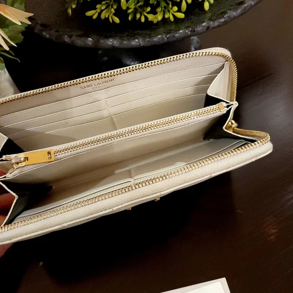 π€β€οΈβπ₯πAuthentic pre-owned Yves Saint Laurent Chevron zip around wallet! π€π - Picture 7 of 9